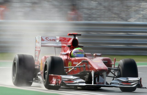 `2010 F1 코리아 그랑프리'가 개막된 22일 전남 영암 코리아 인터내셔널 서킷에서 열린 첫 연습주행에서 페라리 펠리페 마사가 질주하고 있다.