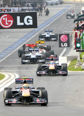 스피드의 열전, `F1 코리아 그랑프리'가 22일 전남 영암 인터내셔널 서킷에서 개막해 F1 머신들이 힘차게 출발하고 있다. 22-23일에는 연습주행에 이어 24일 결승전이 열릴 예정이다.