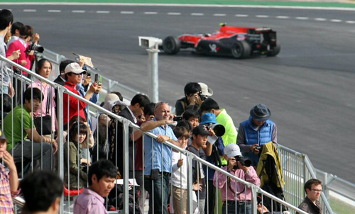 스피드의 열전, `F1 코리아 그랑프리'가 22일 전남 영암 인터내셔널 서킷에서 개막해 수많은 관람객들이 힘차게 질주하는 F1 머신을 관람하고 있다. 22-23일에는 연습주행에 이어 24일 결승전이 열릴 예정이다.