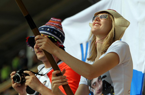 스피드의 열전, `F1 코리아 그랑프리'가 22일 전남 영암 인터내셔널 서킷에서 개막해 연습주행이 열린 가운데 한 외국인 여성이 깃발을 흔들며 응원을 하고 있다. 22-23일에는 연습주행에 이어 24일 결승전이 열릴 예정이다.