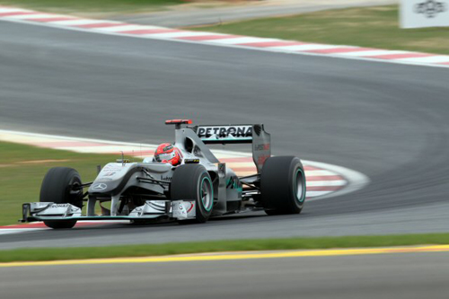 23일 전남 영암 코리아 인터내셔널 서킷에서 열린 세계 최대 자동차 경주대회 2010 포뮬러 원(F1) 코리아 그랑프리 예선, 9위를 차지한 독일 출신 F1 황제 미하엘 슈마허(메르세데스)가 질주하고 있다.