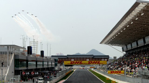 23일 전남 영암 코리아 인터내셔널 서킷에서 열린 세계 최대 자동차 경주대회 2010 포뮬러 원(F1) 코리아 그랑프리 예선, 축하 에어쇼가 펼쳐지고 있다.