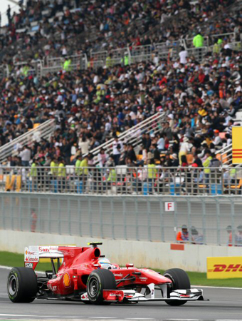 23일 전남 영암 코리아 인터내셔널 서킷에서 열린 세계 최대 자동차 경주대회 2010 포뮬러 원(F1) 코리아 그랑프리 예선, 3위를 차지한 스페인 출신 페르난도 알론소(페라리)가 질주하고 있다.