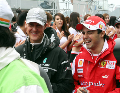 24일 영암 인터내셔널 서킷에서 열리는 2010 F1 코리아 그랑프리 결승전을 앞두고 출전 선수들이 퍼레이드를 위해 서킷으로 나오며 대화하고 있다.
