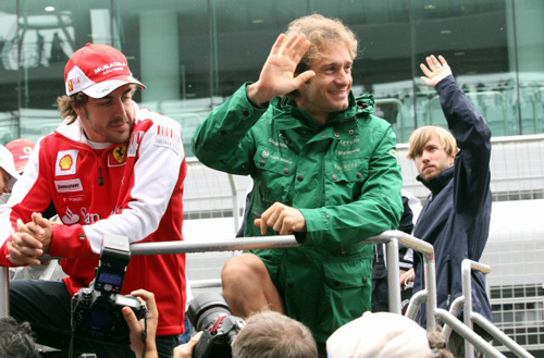24일 영암 인터내셔널 서킷에서 열리는 2010 F1 코리아 그랑프리 결승전을 앞두고 출전 선수들이 퍼레이드를 위해 서킷으로 나와 관중에게 인사하고 있다.
