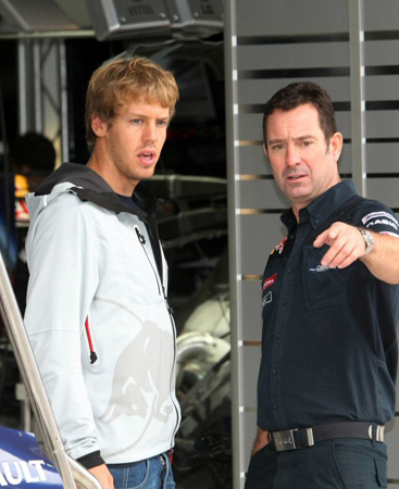 24일 영암 인터내셔널 서킷에서 열리는 2010 F1 코리아 그랑프리 결승전을 앞두고 예선 1를 차지한 레드불 레이싱의 세바스티안 베텔이 팀 스태프와 대화하고 있다.