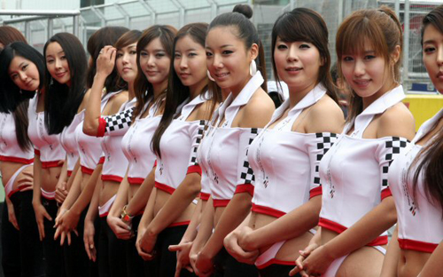 24일 영암 인터내셔널 서킷에서 열리는 2010 F1 코리아 그랑프리 결승전을 앞두고 레이싱 모델들이 서킷으로 나와 관중에게 인사하고 있다.