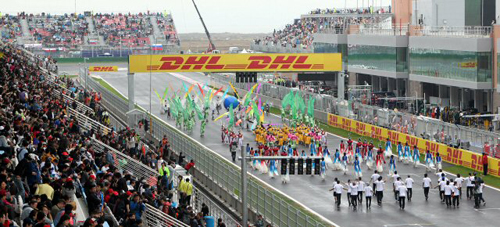 24일 전남 영암 인터내셔널 서킷에서 열린 `2010 F1 코리아 그랑프리' 결승전에 앞서 개막행사가 화려하게 펼쳐지고 있다.