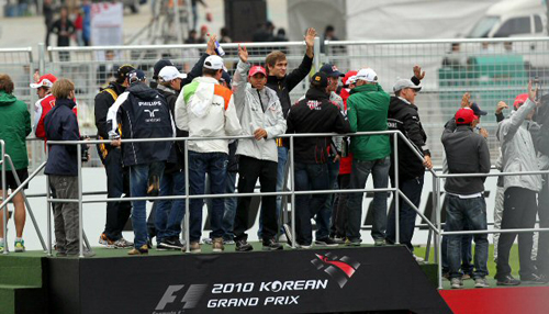 24일 전남 영암 인터내셔널 서킷에서 열린 `2010 F1 코리아 그랑프리' 결승전에 앞서 F1 스타들이 서킷을 돌며 퍼레이드를 펼치고 있다.