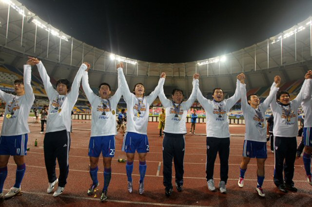 24일 부산 아시아드주경기장에서 열린 프로축구 2010 하나은행 FA컵 결승전에서 부산을 1대0으로 꺾고 우승을 차지한 수원 삼성 선수들이 응원단 앞으로 몰려가 환호하고 있다.