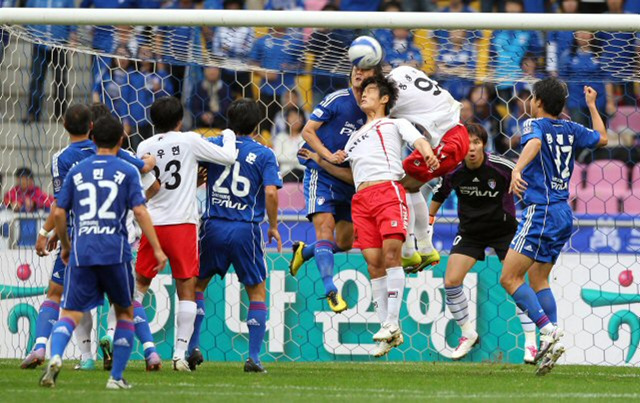 24일 부산 아시아드주경기장에서 열린 프로축구 2010 하나은행 FA컵 결승전 부산 대 수원 경기. 부산 정성훈, 유호준이 수원 문전에서 헤딩슛을 시도하고 있다.