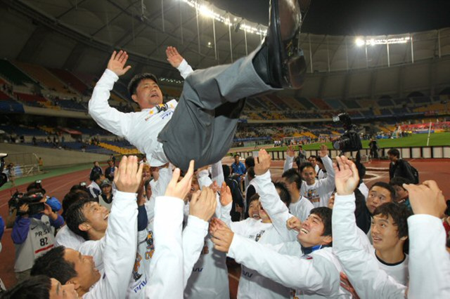 24일 부산 아시아드주경기장에서 열린 프로축구 2010 하나은행 FA컵 결승전에서 부산을 1대0으로 꺾고 우승을 차지한 수원 삼성 선수들이 윤성효 감독을 헹가래치고 있다.