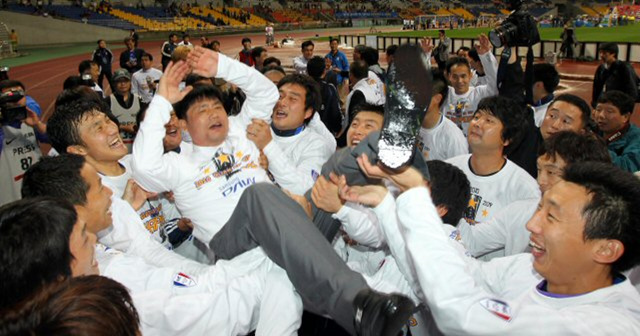 24일 부산 아시아드주경기장에서 열린 프로축구 2010 하나은행 FA컵 결승전에서 부산을 1대0으로 꺾고 우승을 차지한 수원 삼성 선수들이 윤성효 감독을 헹가래치고 있다.