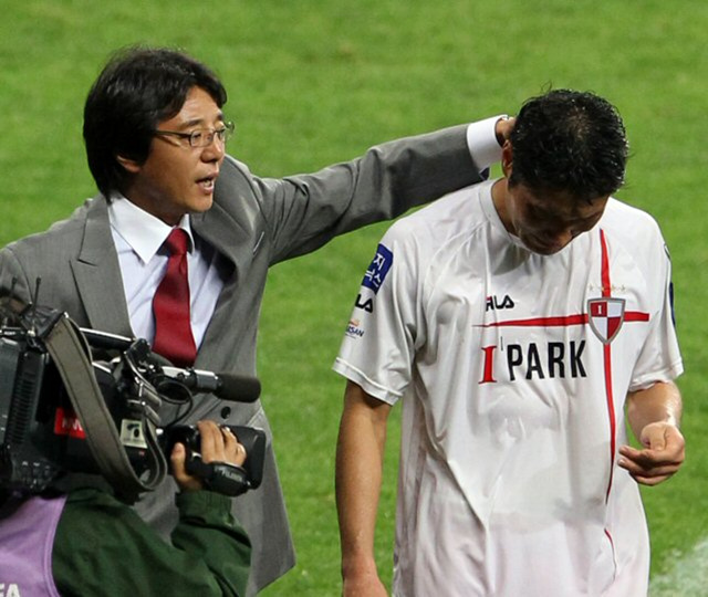 24일 부산 아시아드 주경기장에서 열린 2010 하나은행 FA컵 결승에서 수원삼성 블루윙즈에 1대0으로 패한 부산아이파크 황선홍 감독이 정성훈을 격려하고 있다.