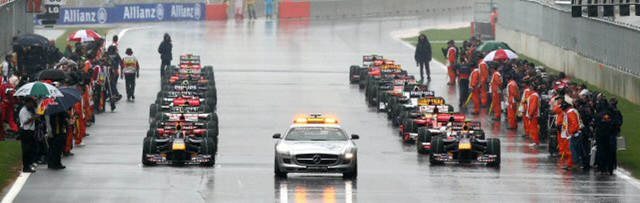 24일 영암 인터내셔널 서킷에서 열린 2010 F1 코리아 그랑프리 결승전에서 머신들이 출발대기를 하고 있다.
