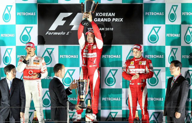 24일 전남 영암 인터내셔널 서킷에서 열린 `2010 F1 코리아 그랑프리' 결승전에서 우승을 차지한 페르난도 알론소가 시상대에서 우승 트로피를 들고 환호하고 있다.