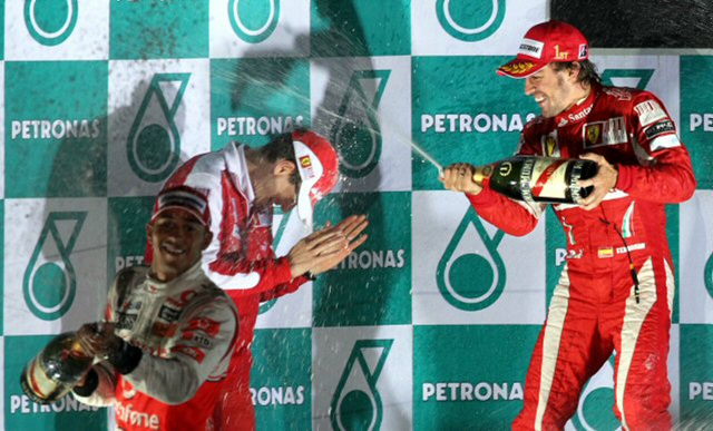 24일 전남 영암 인터내셔널 서킷에서 열린 `2010 F1 코리아 그랑프리' 결승전에서 우승을 차지한 페르난도 알론소(오른쪽)가 시상대에서 샴페인을 터뜨리며 기뻐하고 있다.