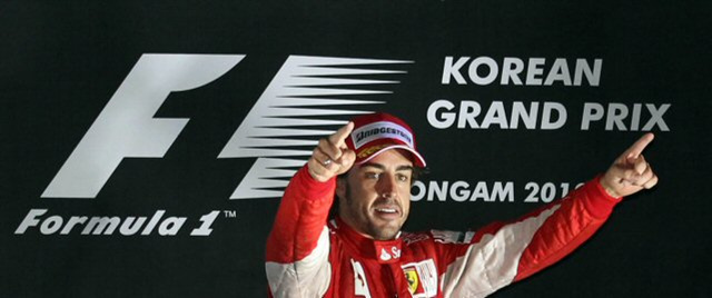 24일 영암 인터내셔널 서킷에서 열린 2010 F1 코리아 그랑프리 결승전에서 우승을 차지한 페라리의 페르난도 알론소가 시상식에서 환호하고 있다.