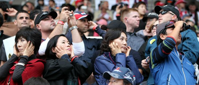 24일 전남 영암 인터내셔널 서킷에서 열린 `2010 F1 코리아 그랑프리' 결승전을 찾은 관중들이 F1머신이 내뿜는 굉음에 귀를 손으로 막고 경기를 보고 있다.