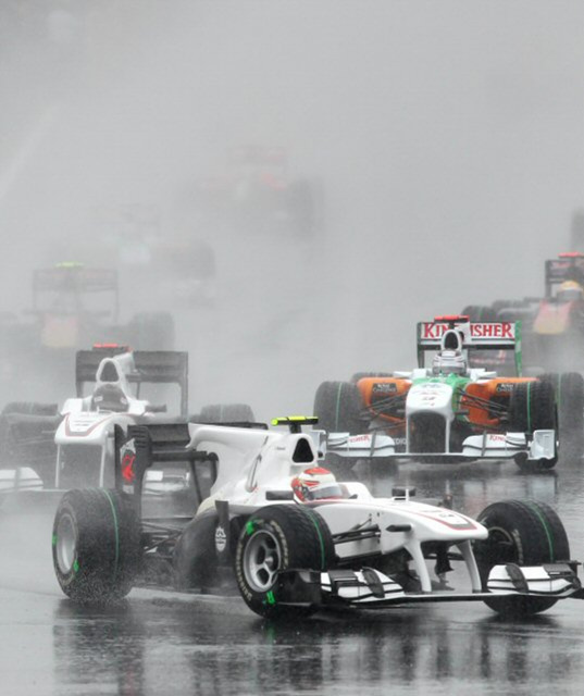 24일 영암 인터내셔널 서킷에서 열린 2010 F1 코리아 그랑프리 결승전에서 머신들이 비가내린 써킷을 달리고 있다.
