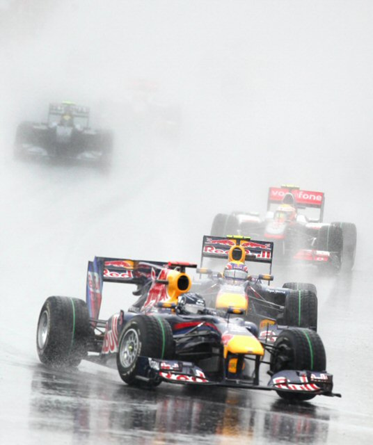 24일 영암 인터내셔널 서킷에서 열린 2010 F1 코리아 그랑프리 결승전에서 레드불 레이싱의 세바스티안 베텔의 머신을 비롯한 머신들이 비가내린 써킷을 달리고 있다.
