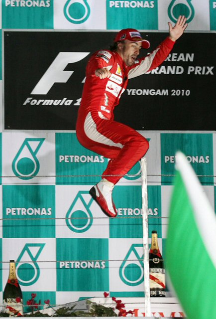 24일 영암 인터내셔널 서킷에서 열린 2010 F1 코리아 그랑프리 결승전에서 우승을 차지한 페라리의 페르난도 알론소가 시상식에서 환호하고 있다.