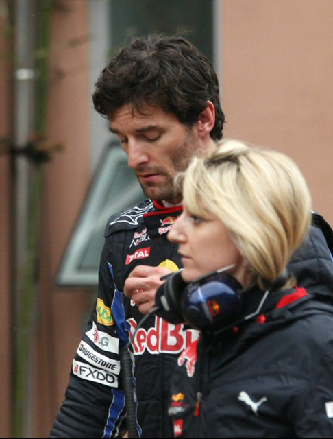 24일 영암 인터내셔널 서킷에서 열린 2010 F1 코리아 그랑프리 결승전에서 사고로 경기를 중도 포기한 레드불 레이싱의 마크 웨버가 고개를 숙이고 써킷을 빠져나가고 있다.