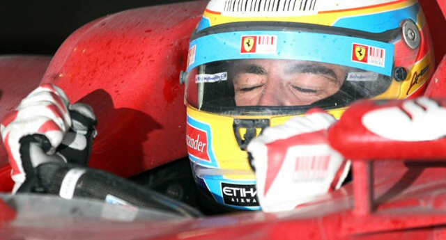 24일 영암 인터내셔널 서킷에서 열린 2010 F1 코리아 그랑프리 결승전에서 우승을 차지한 페라리의 페르난도 알론소가 주먹을 쥐고 환호하고 있다.