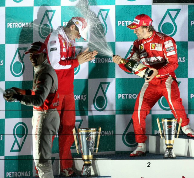 24일 전남 영암 인터내셔널 서킷에서 열린 `2010 F1 코리아 그랑프리' 결승전에서 우승을 차지한 페르난도 알론소(맨 오른쪽)가 시상대에서 샴페인을 터뜨리며 기뻐하고 있다.
