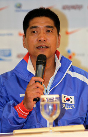 25일 부산 농심호텔에서 열린 2010 광저우 아시안게임 야구 국가대표 기자회견, 조범현 감독이 취재진의 질문에 답하고 있다.