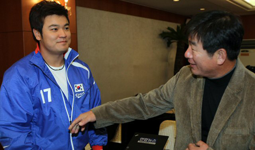 25일 부산 농심호텔에서 열린 2010 광저우 아시안게임 야구 국가대표 기자회견에 앞서 추신수(왼쪽)가 류중일 코치에게 인사하고 있다.
