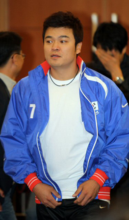 25일 부산 농심호텔에서 열린 2010 광저우 아시안게임 야구 국가대표 기자회견에 앞서 추신수가 기자회견장으로 들어오고 있다.