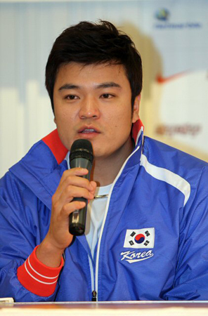 25일 부산 농심호텔에서 열린 2010 광저우 아시안게임 야구 국가대표 기자회견,  추신수가 기자들의 질문에 답변하고 있다.