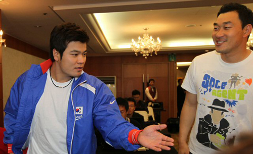 25일 부산 농심호텔에서 열린 2010 광저우 아시안게임 야구 국가대표 기자회견에 앞서 추신수(왼쪽)가 봉중근에게 자리를 안내하고 있다.