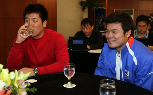 25일 부산 농심호텔에서 열린 2010 광저우 아시안게임 야구 국가대표 기자회견에 앞서 추신수(오른쪽)가 대표팀 동료 강민호와 밝은 표정으로 대화를 하고 있다.