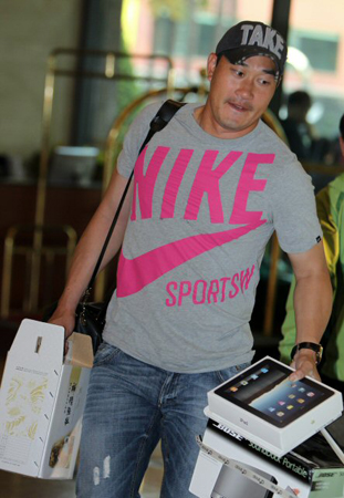 25일 부산 농심호텔에서 열린 2010 광저우 아시안게임 야구 국가대표 기자회견에 앞서 봉중근이 두 손에 짐을 들고 호텔로 들어오고 있다.