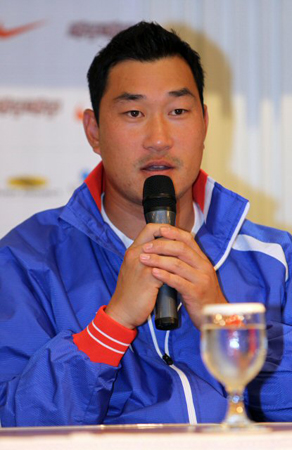 25일 부산 농심호텔에서 열린 2010 광저우 아시안게임 야구 국가대표 기자회견,  봉중근이 기자들의 질문에 답변하고 있다.