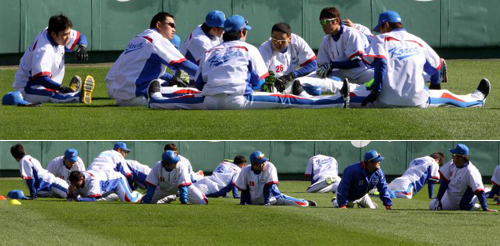 2010 광저우 아시안게임에 출전할 야구 국가대표팀 선수들이 26일 사직야구장에서 훈련에 들어가기 앞서 몸을 풀고 있다.