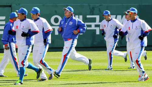 2010 광저우 아시안게임에 출전할 야구 국가대표팀 선수들이 26일 사직야구장에서 훈련에 들어가기 앞서 몸을 풀고 있다.