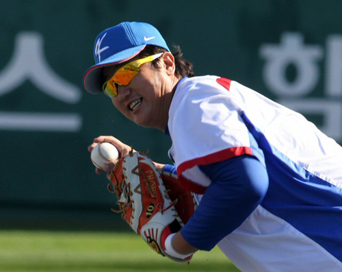 27일 부산 사직야구장에서 2010 광저우 아시안게임 야구 국가대표팀 이대호가 수비 훈련을 하고 있다.