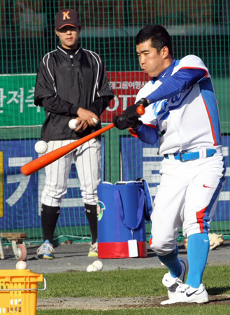 27일 부산 사직야구장에서 2010 광저우 아시안게임 야구 국가대표팀 정근우가 타격 훈련을 하고 있다.