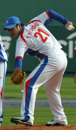 27일 부산 사직야구장에서 열린 2010 광저우 아시안게임 야구 국가대표팀 훈련 중, 정대현이 투구를 하고 있다.