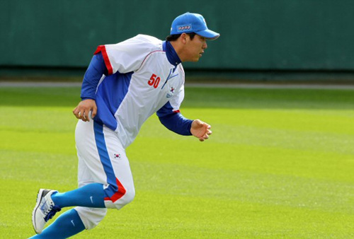 2010 광저우 아시안게임 야구 국가대표 김현수가 27일 부산 사직야구장에서 몸을 풀고 있다.
