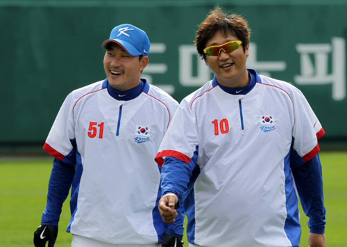 2010 광저우 아시안게임 야구 국가대표 이대호, 봉중근이 27일 부산 사직야구장에서 즐겨운 표정으로 몸을 풀고 있다.