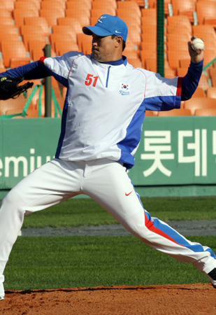 27일 부산 사직야구장에서 열린 2010 광저우 아시안게임 야구 국가대표팀 훈련 중, 봉중근이 투구를 하고 있다.
