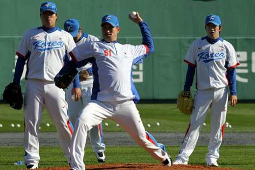 2010 광저우 아시안게임 야구 국가대표팀 투수 봉중근이 27일 부산 사직야구장에서 수비 훈련을 하고 있다.