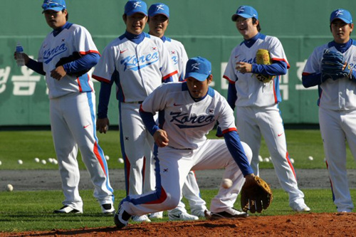 2010 광저우 아시안게임 야구 국가대표팀 투수 정대현이 27일 부산 사직야구장에서 수비를 연습하고 있다.