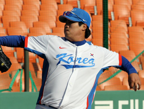 27일 부산 사직야구장에서 열린 2010 광저우 아시안게임 야구 국가대표팀 훈련 중, 류현진이 투구를 하고 있다.