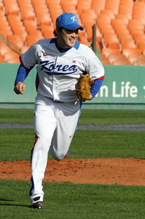2010 광저우 아시안게임 야구 국가대표팀 투수 정대현이 27일 부산 사직야구장에서 수비 훈련을 하고 있다.