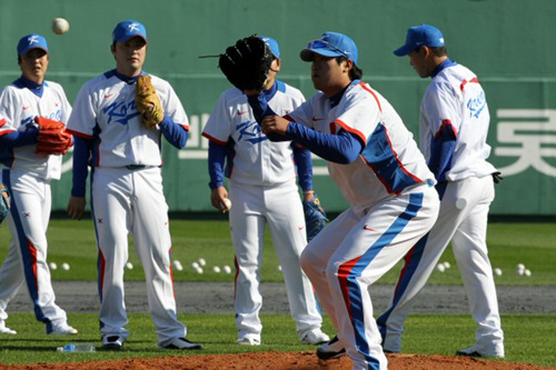 2010 광저우 아시안게임 야구 국가대표팀 투수 류현진이 27일 부산 사직야구장에서 병살수비를 연습하고 있다.